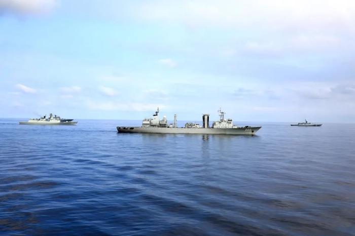 7月20日，在日本海某海域进行的“北部·联合-2023”演习中，中俄双方舰艇编队航行。张海龙 摄